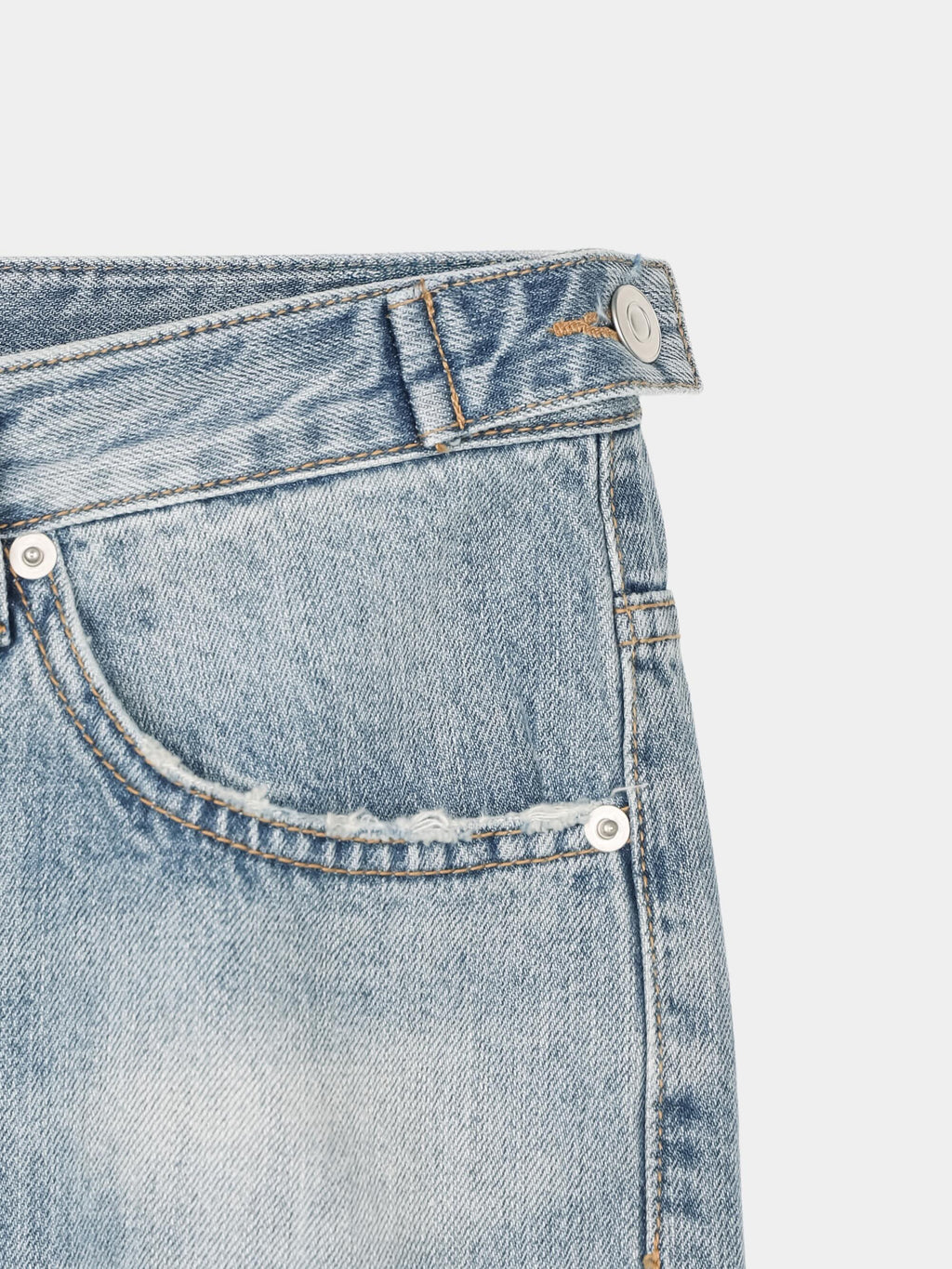 Reber wide leg ripped jeans in light wash, ripped knee close-up