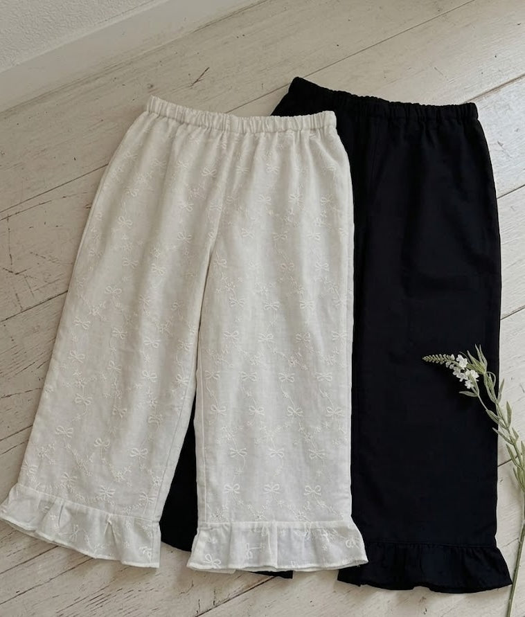 Excuse Ribbon Eyelet Embroidery Capri Pants