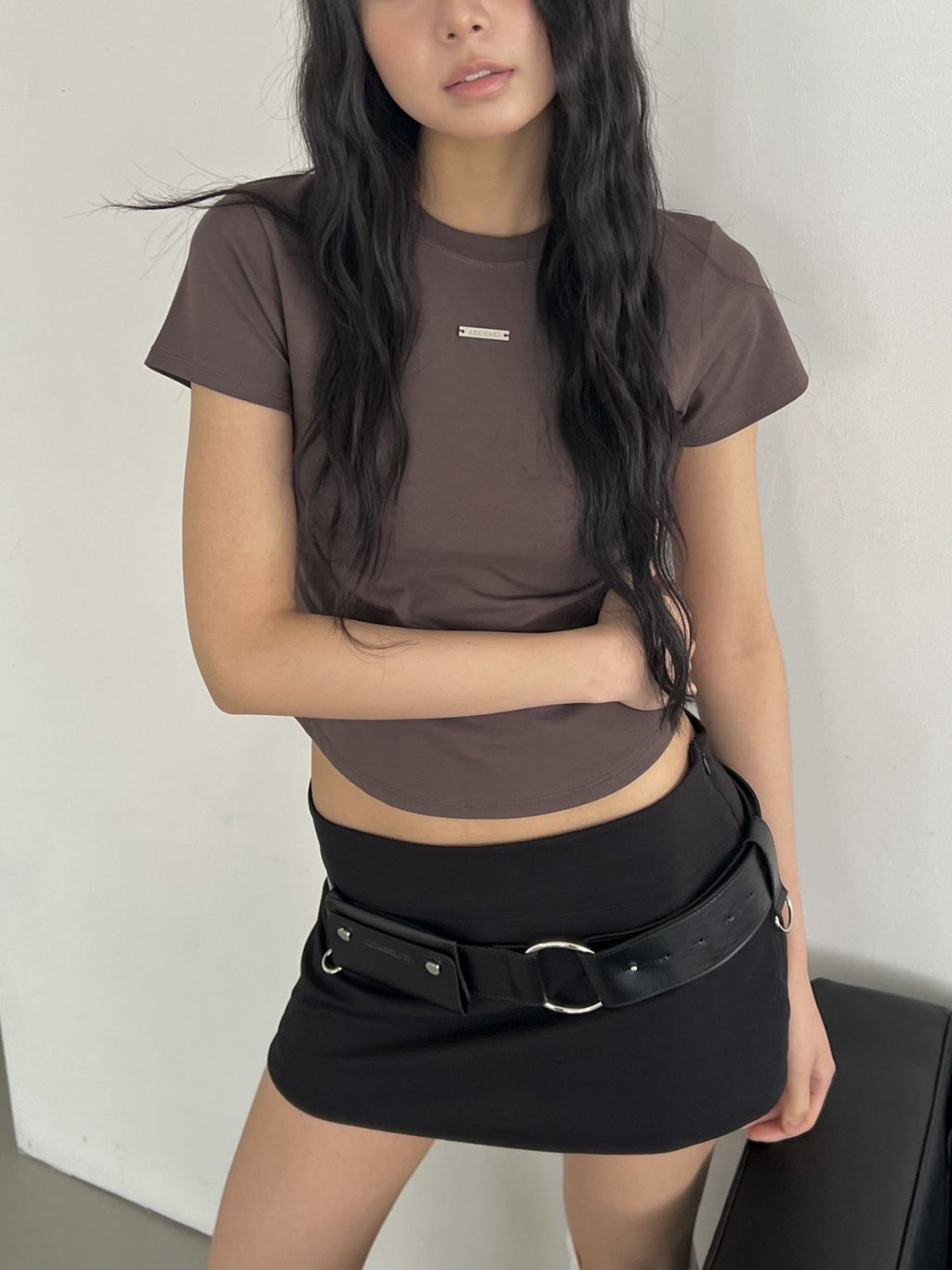 (2Pack) ASKHAKI Metal Plate Logo Slim Cropped Tee