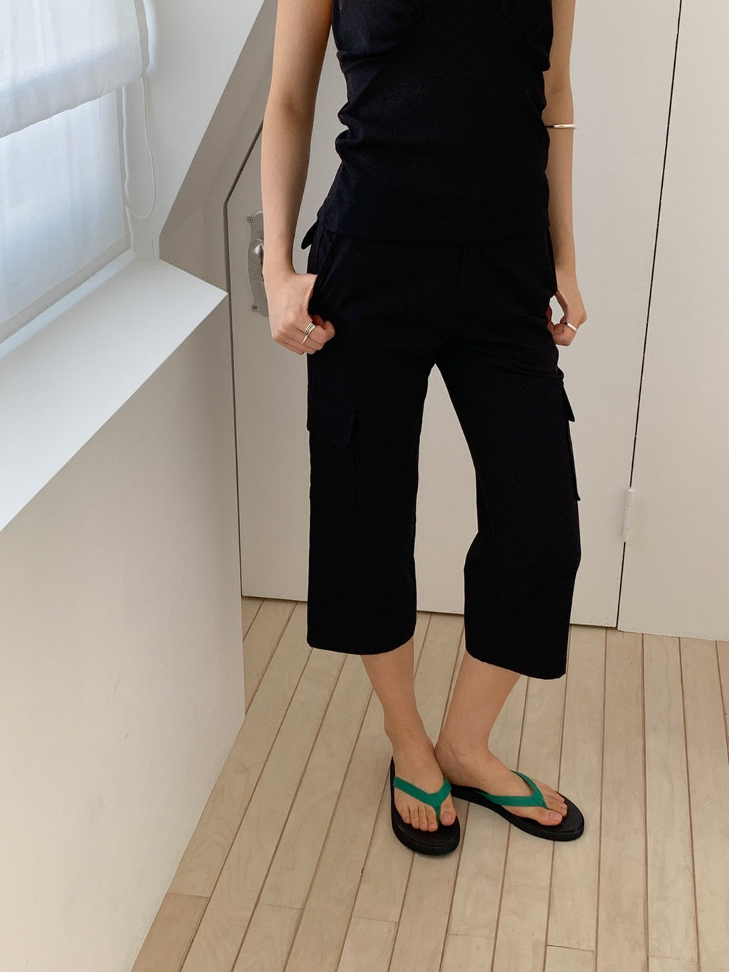 Vive L cropped cargo trousers in Black, front view