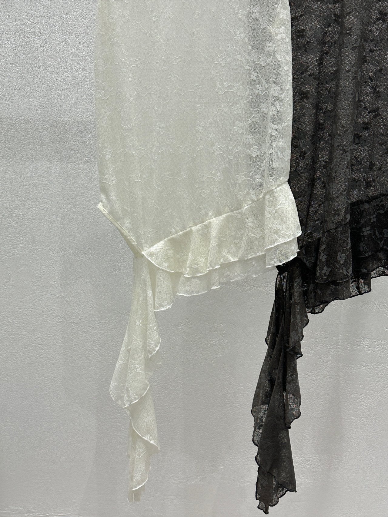 NueFlash Floral Lace Asymmetric Ruffle Hem Sleeveless Top