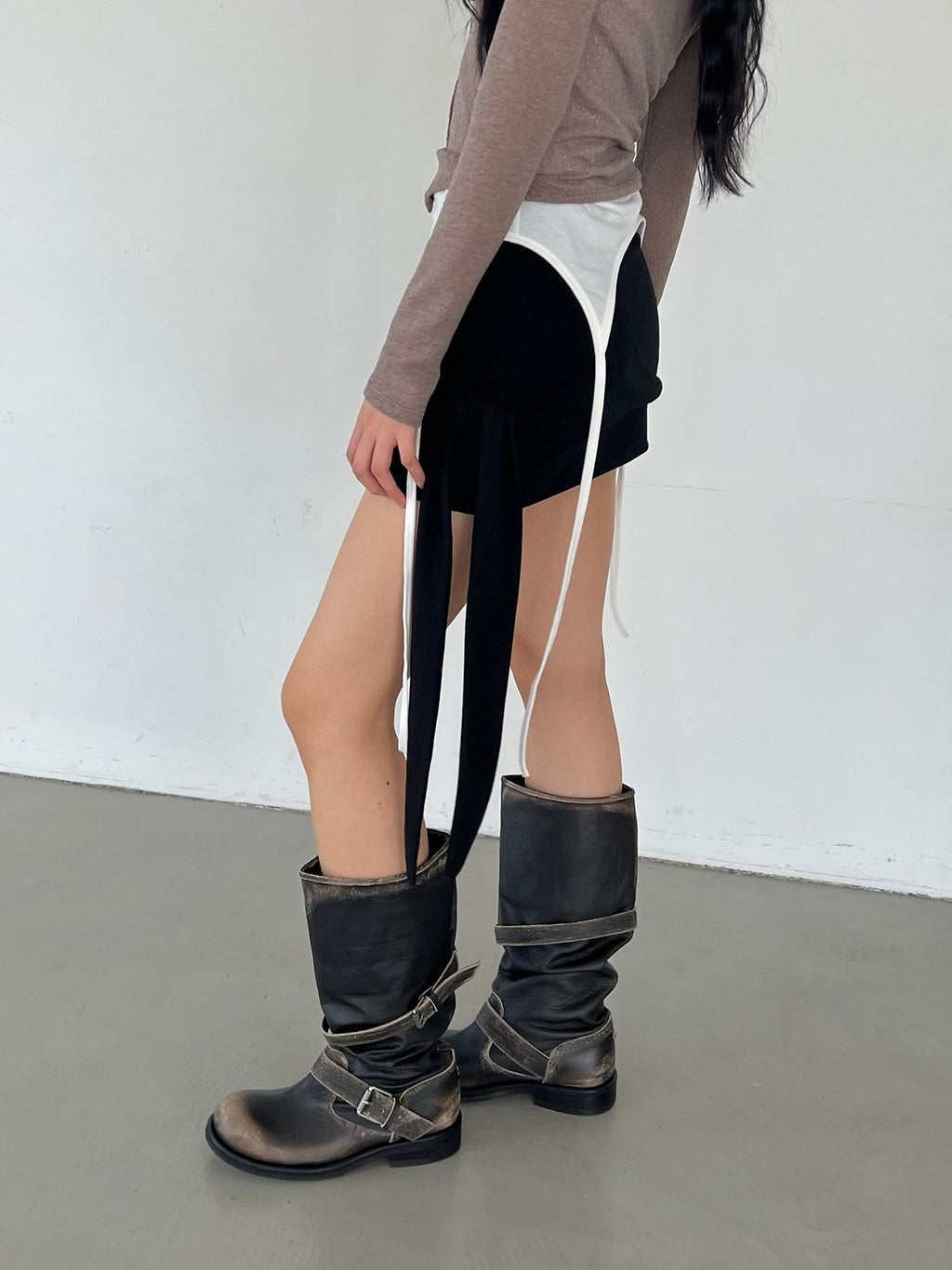 ASKHAKI Side Tail Strap Curved Panel Low-Rise Mini Skirt