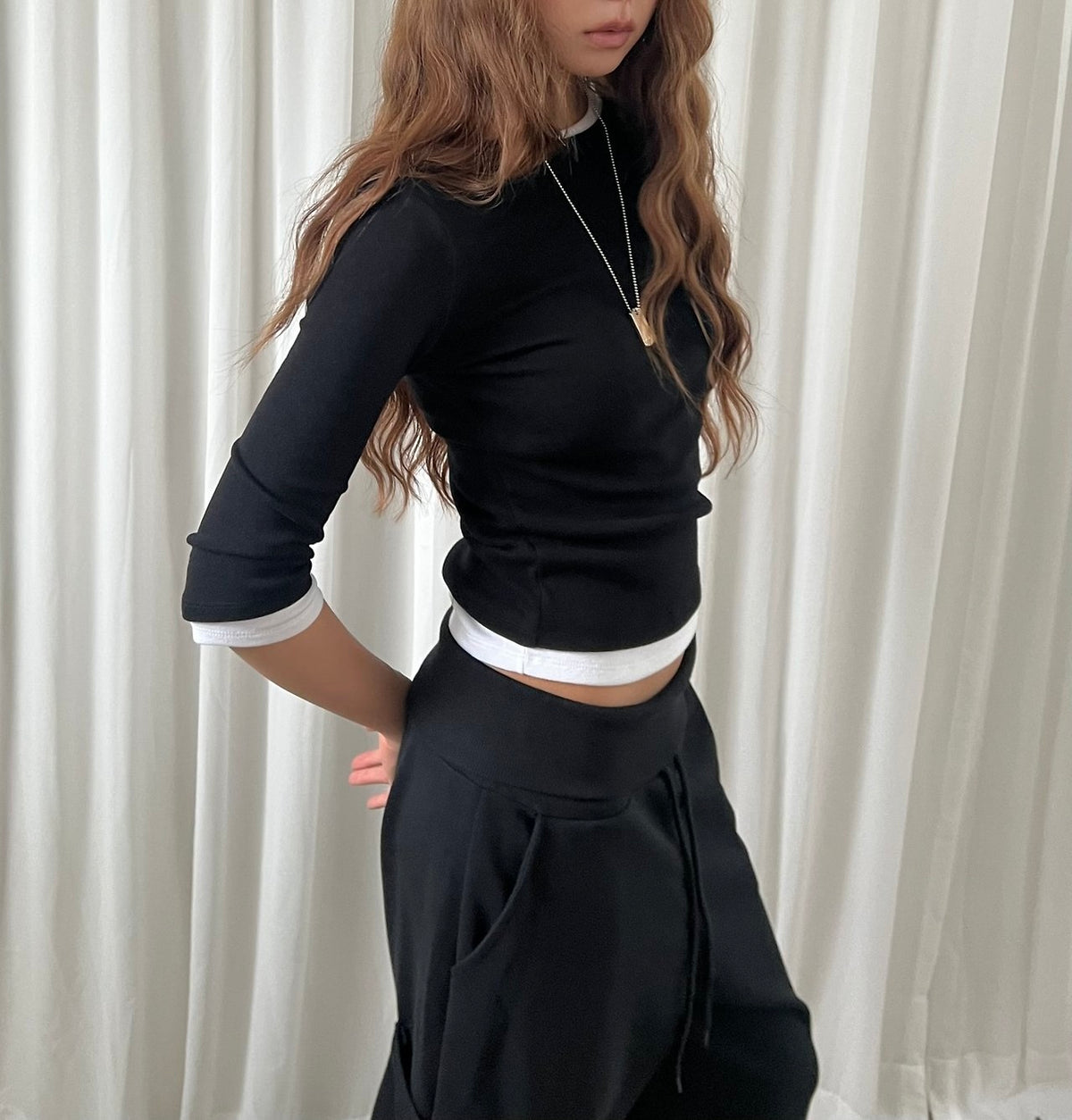 Askhaki Crew Neck Cropped Three-Quarter Sleeve Top
