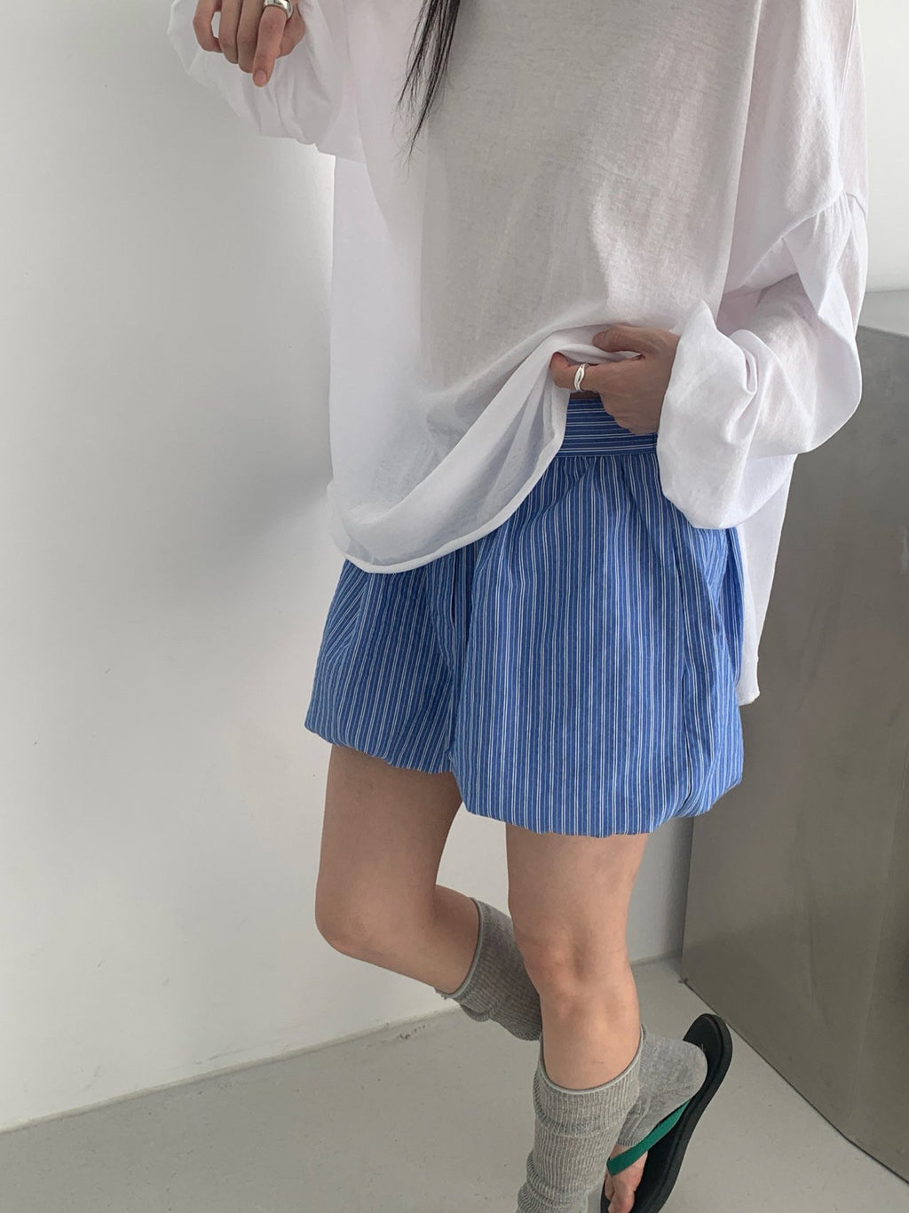 Vive L striped balloon shorts in Blue, close-up