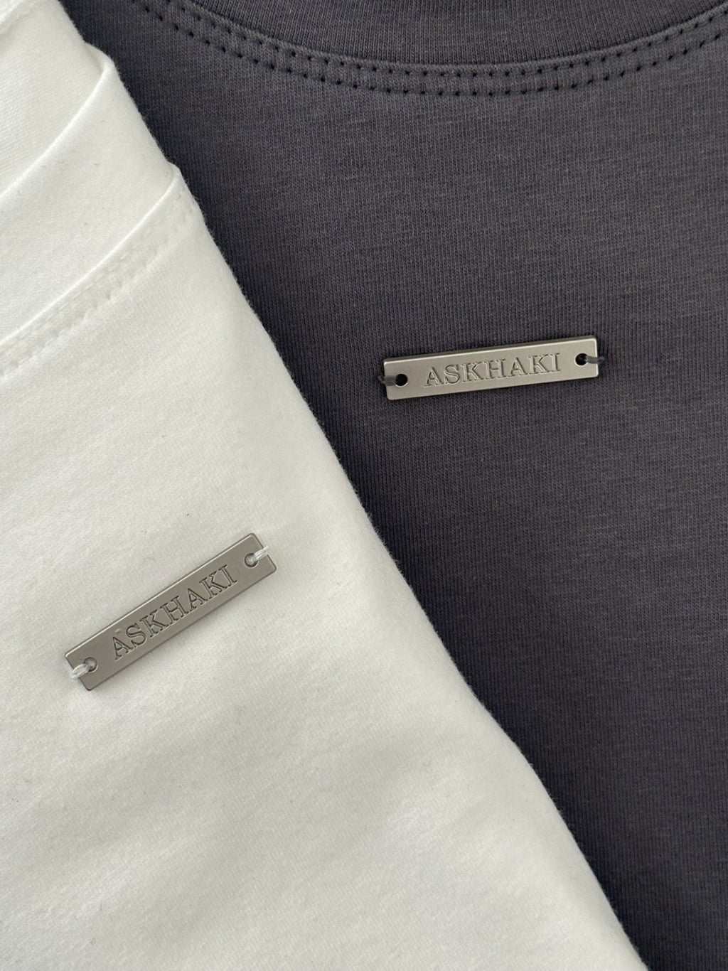 (2Pack) ASKHAKI Metal Plate Logo Slim Cropped Tee