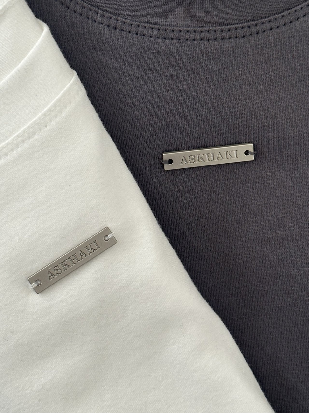 (2Pack) ASKHAKI Metal Plate Logo Slim Cropped Tee