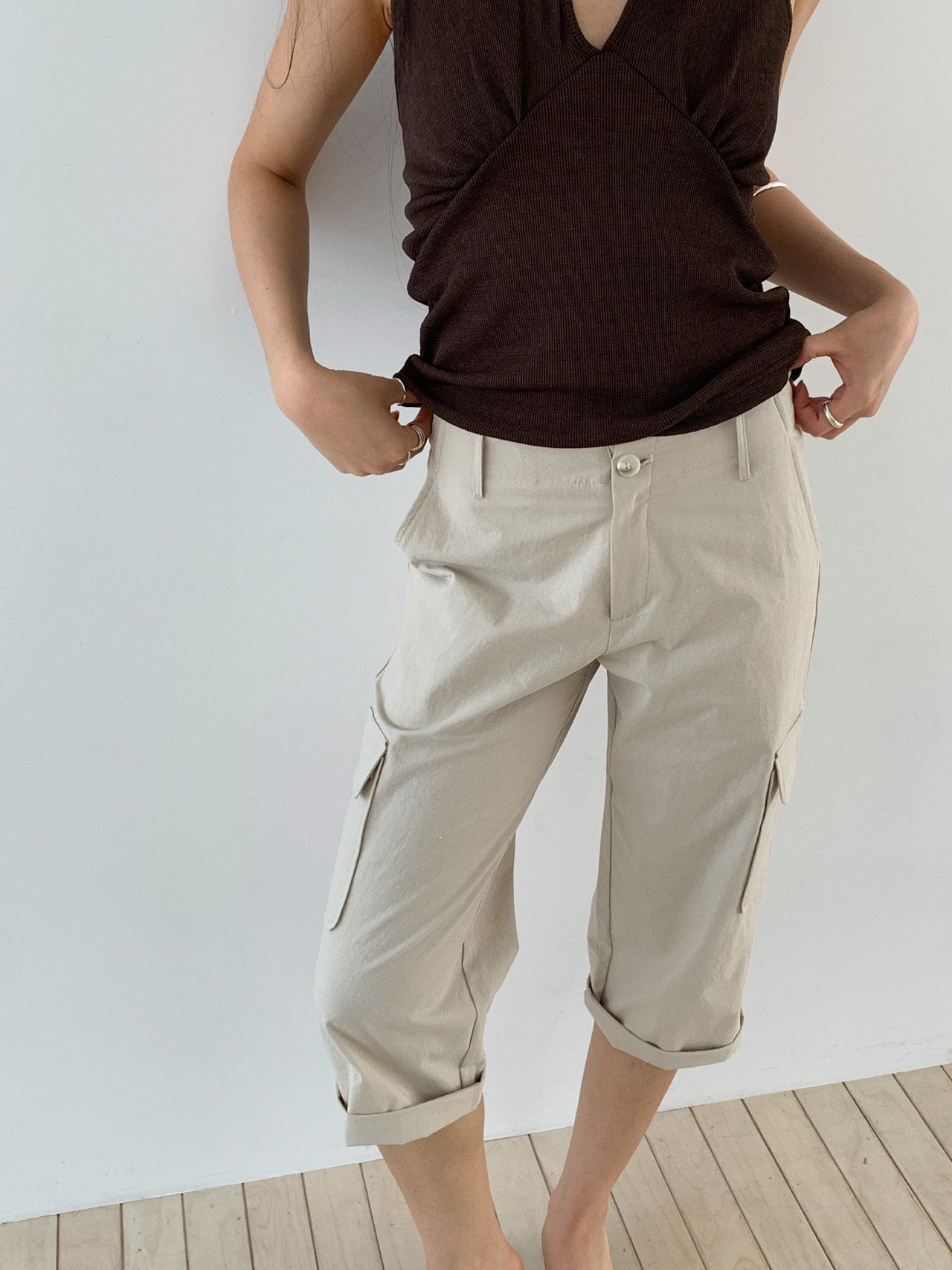 Vive L cropped cargo trousers in Beige, front view