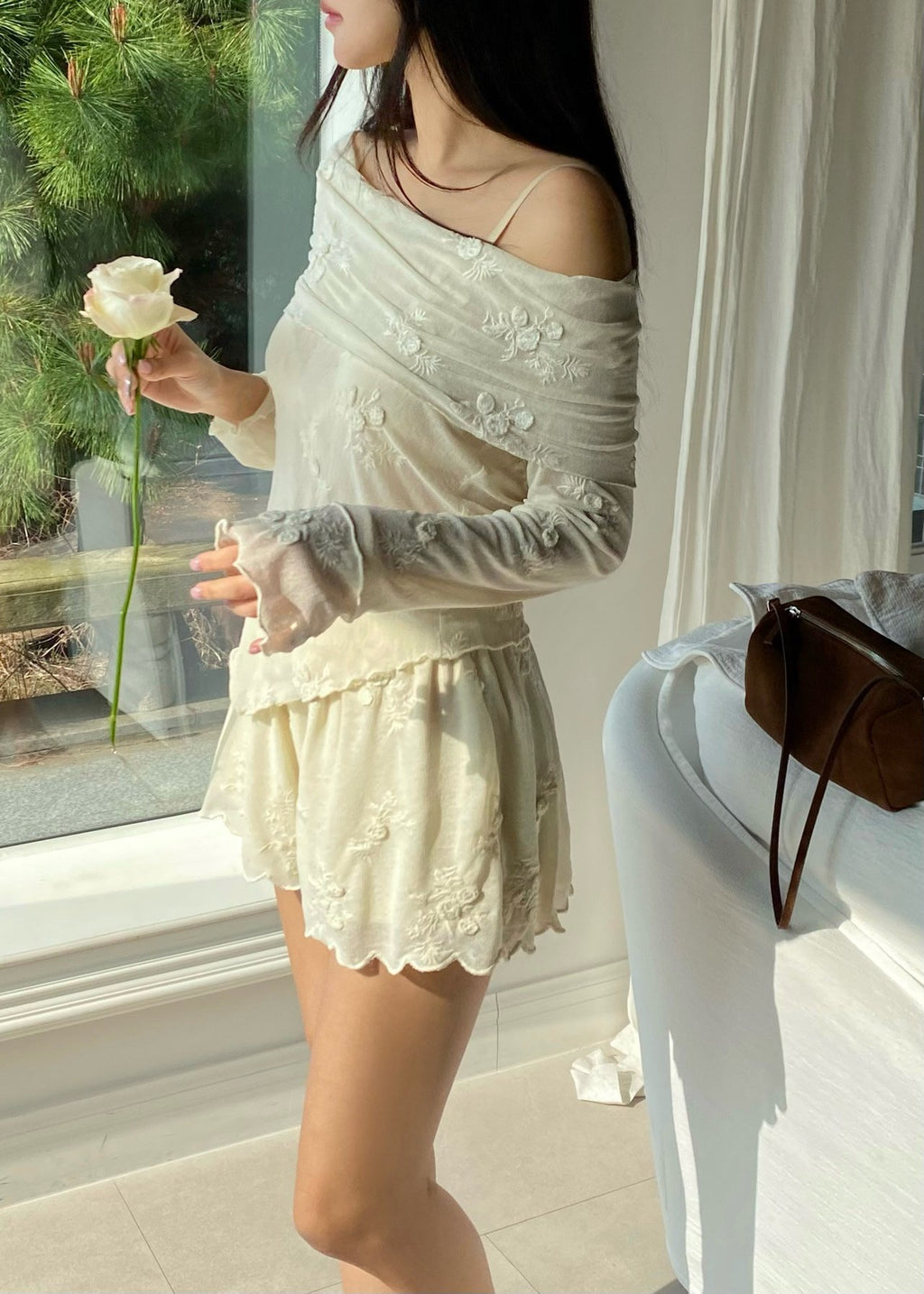 OUPPT Floral Embroidery Scallop Hem Shorts