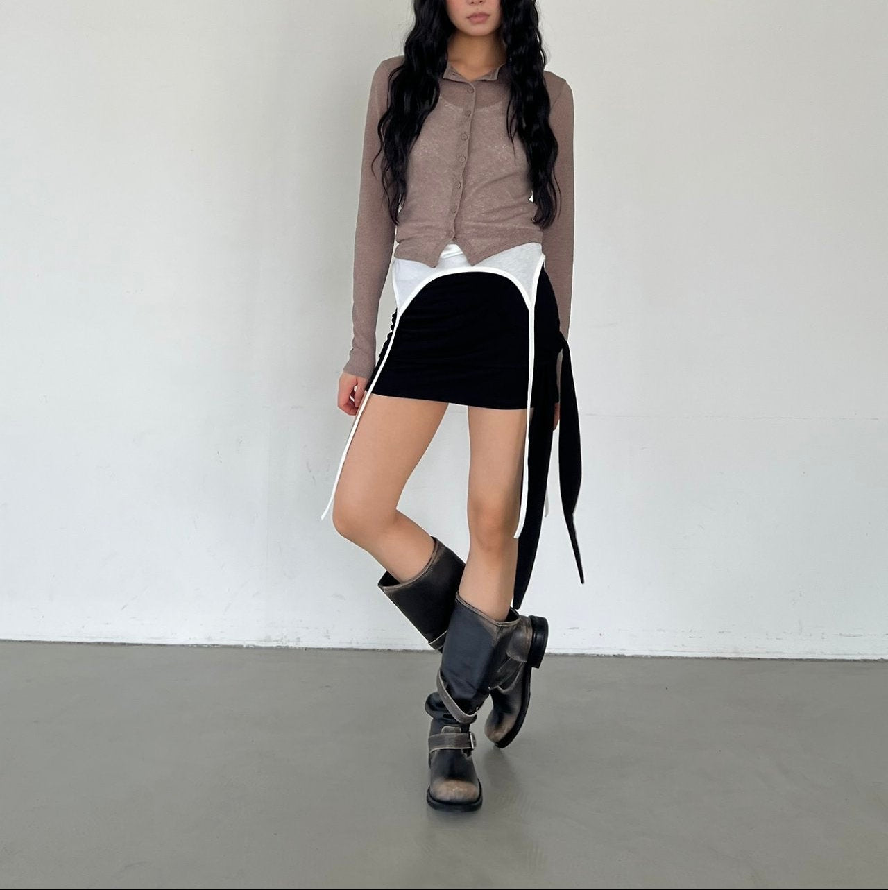 ASKHAKI Side Tail Strap Curved Panel Low-Rise Mini Skirt