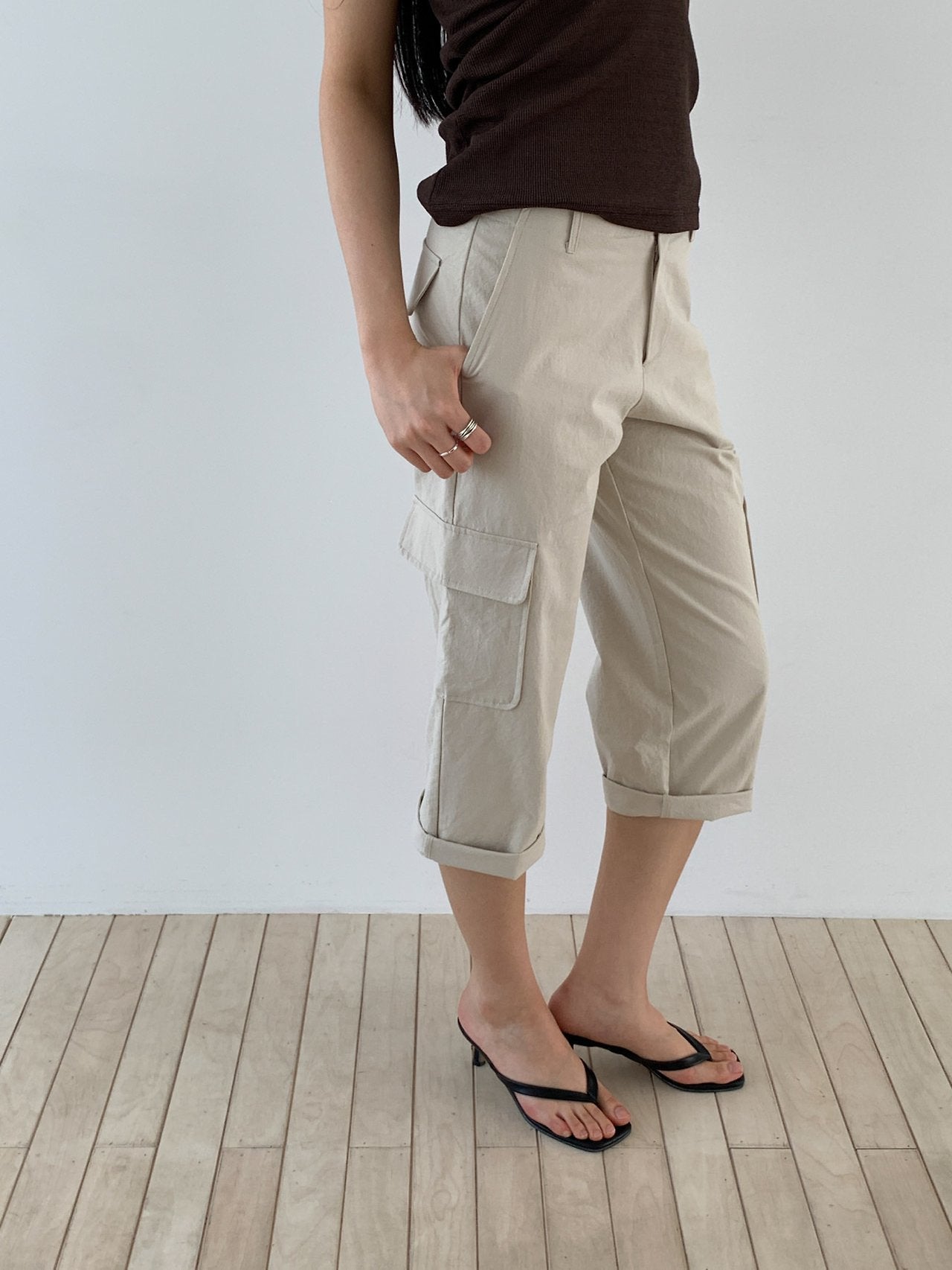 Vive L cropped cargo trousers in Beige, cargo pocket detail
