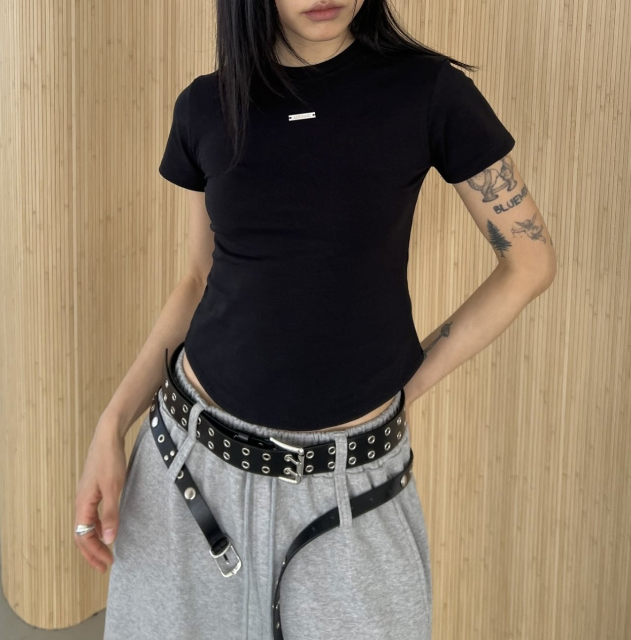 (2Pack) ASKHAKI Metal Plate Logo Slim Cropped Tee