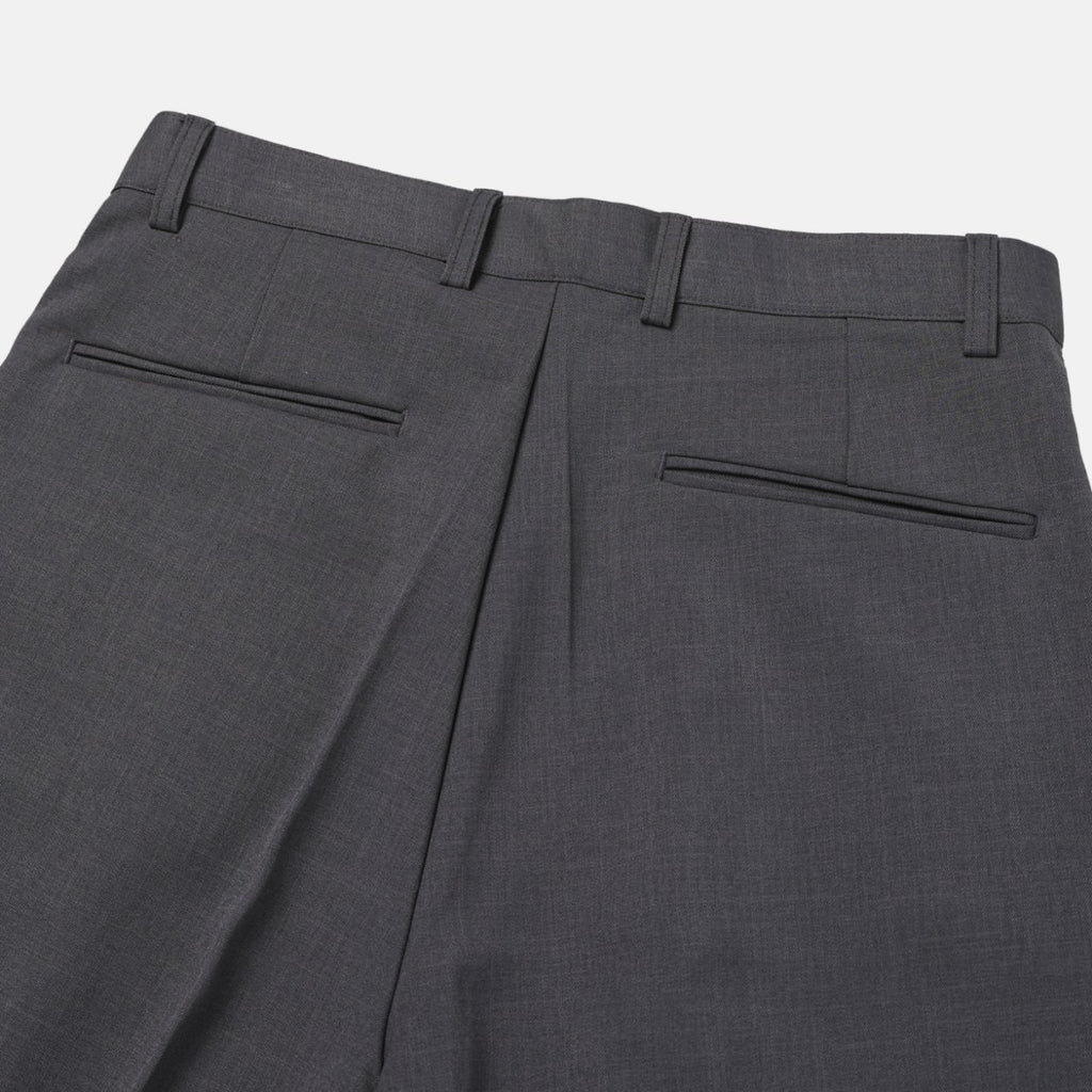 Pantaloni sartoriali a gamba larga con pinces