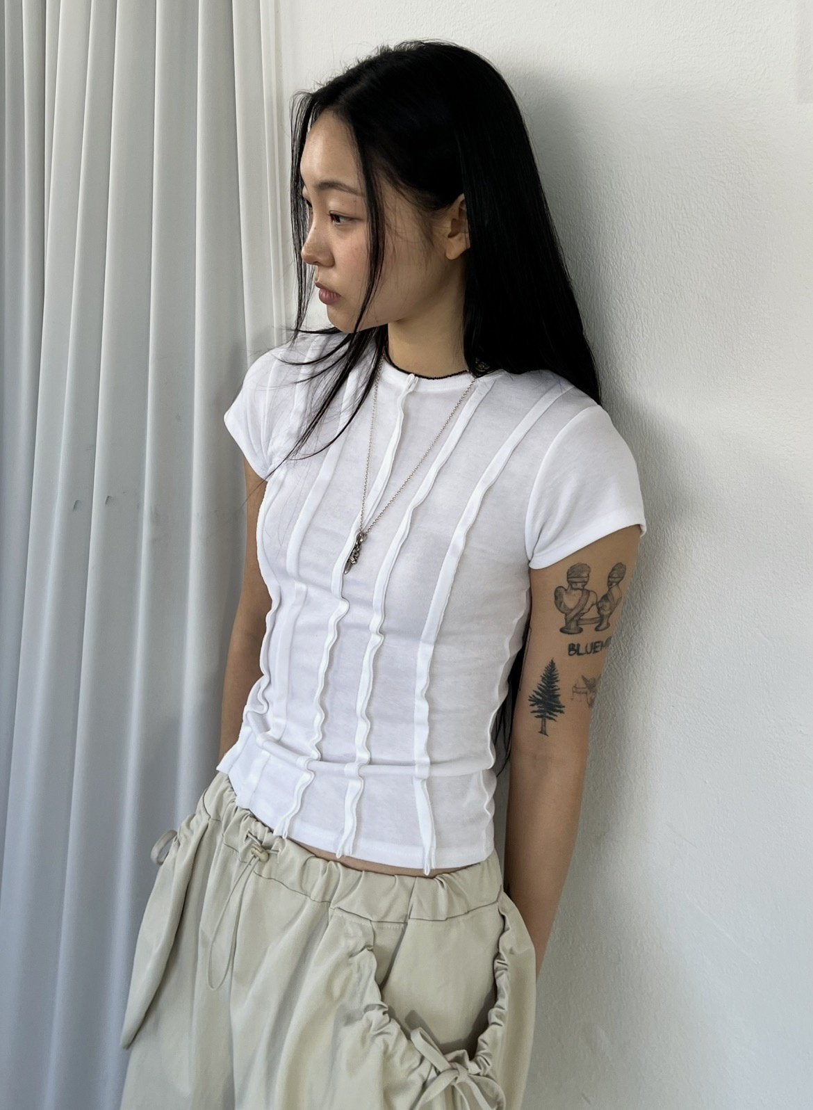 (2Pack) ASKHAKI Vertical Cut-Out Detail Cropped Tee