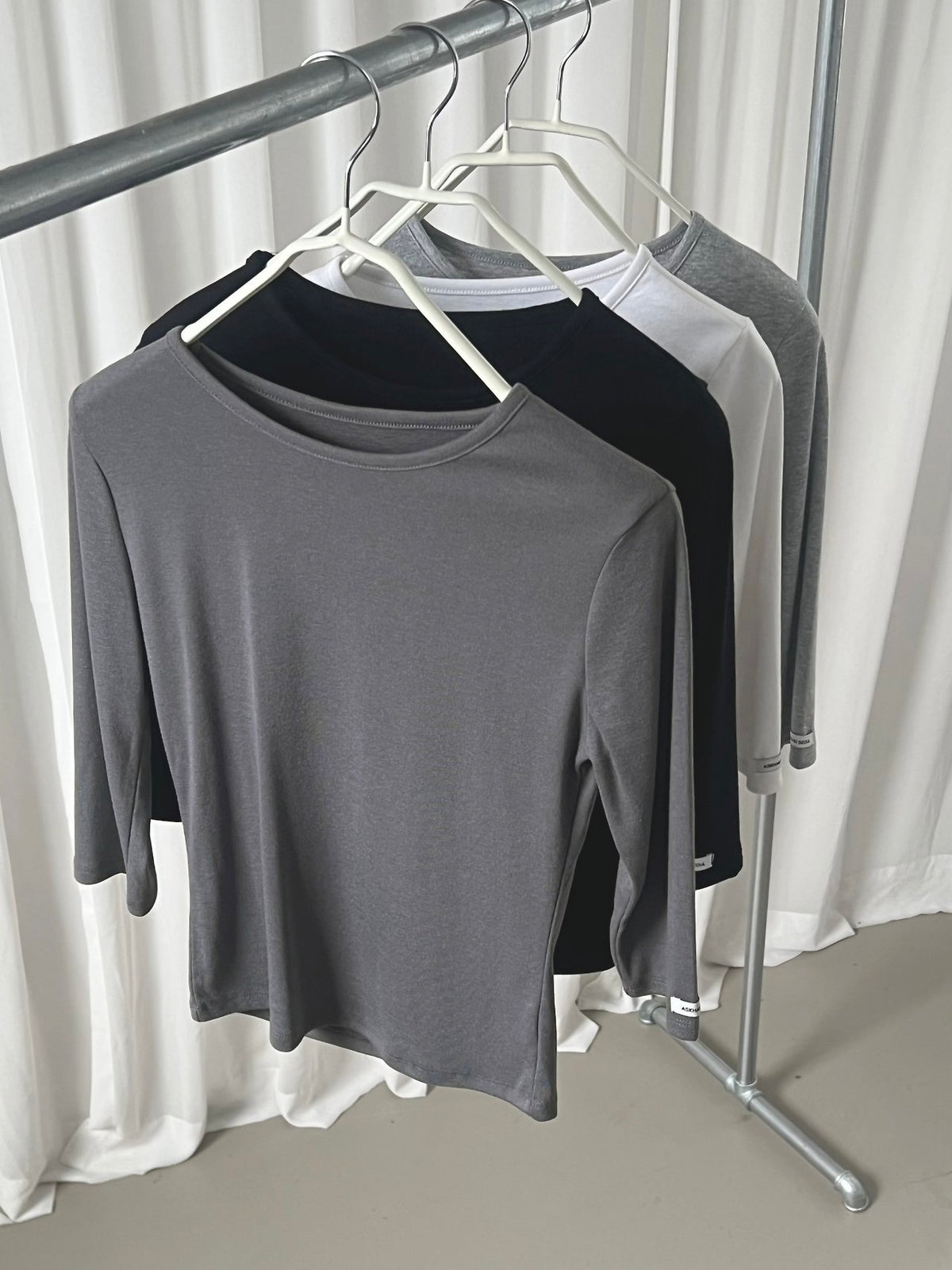 Askhaki Crew Neck Cropped Three-Quarter Sleeve Top