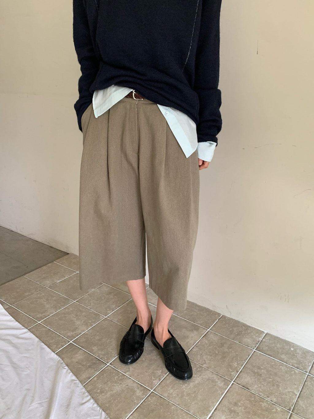 Pin-Tuck Wide Leg Bermuda Pants