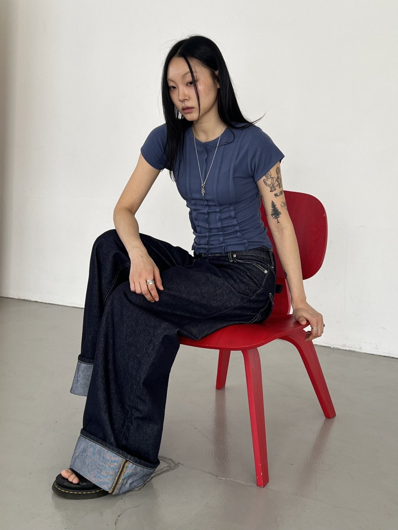 (2Pack) ASKHAKI Vertical Cut-Out Detail Cropped Tee
