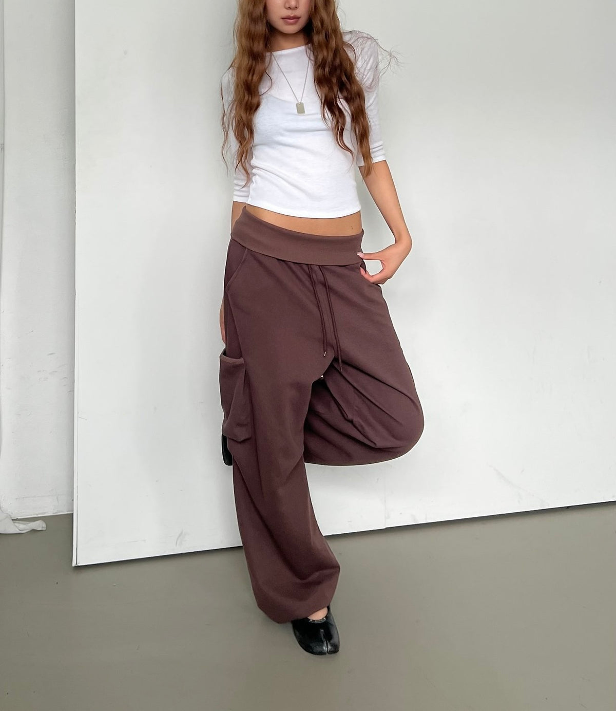 Askhaki Crew Neck Cropped Three-Quarter Sleeve Top