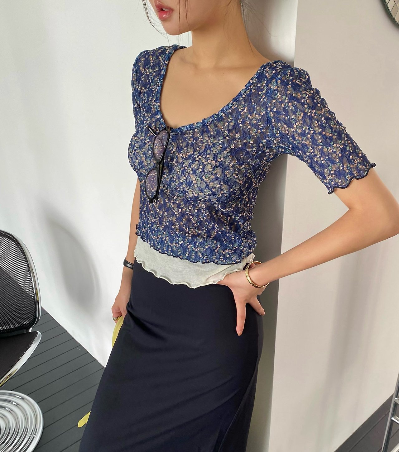 OUPPT Floral Print Layered Crop Top with Contrast Lettuce Hem Underlayer